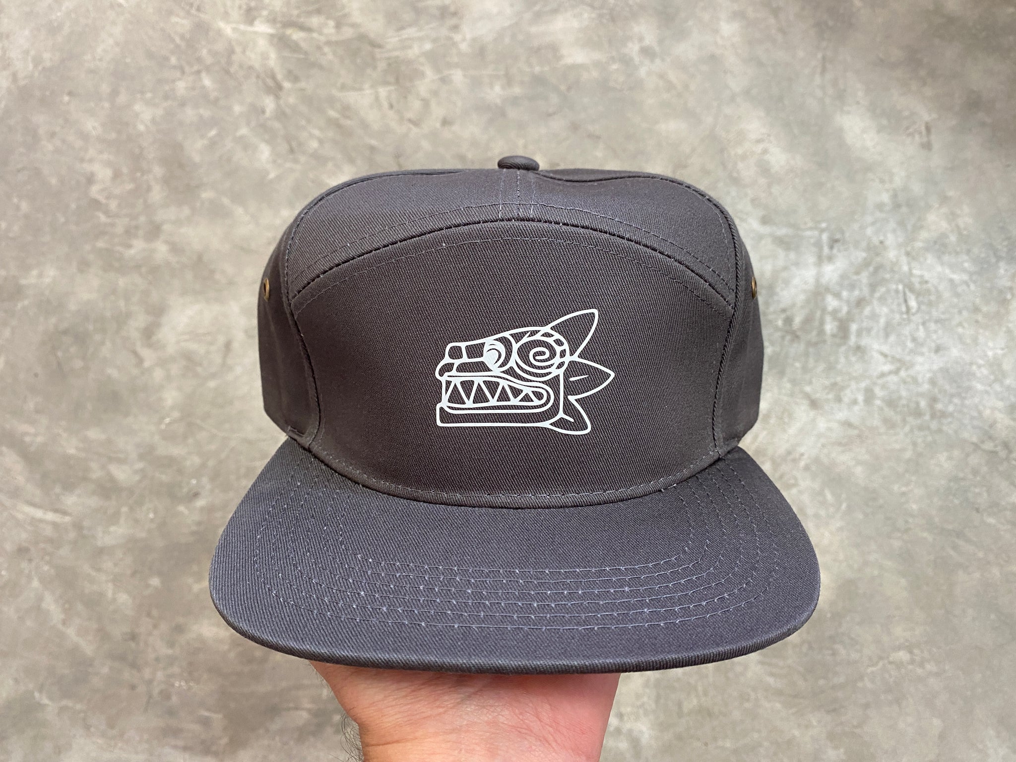 GORRA UNISEX SERPIENTE GRIS VISERA PLANA
