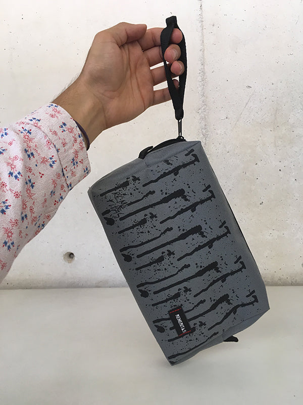 BOLSA DE VIAJE POUCH UNISEX GRIS
