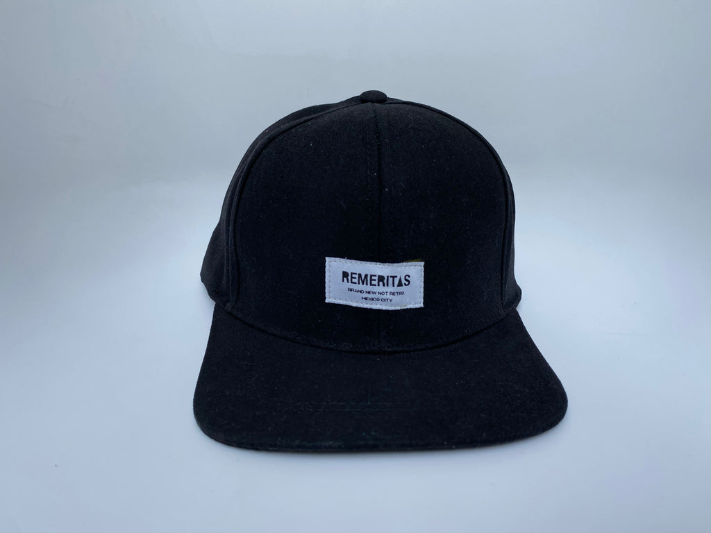 GORRA UNISEX NEGRA VISERA PLANA