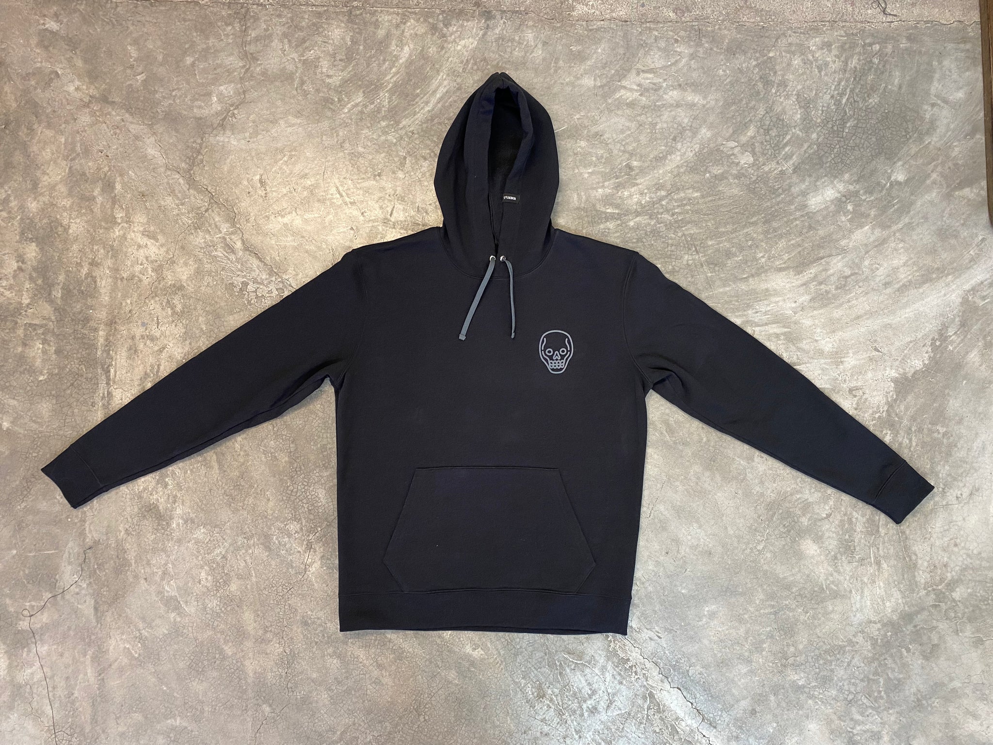 SUDADERA UNISEX CALAVERA PECHO NEGRO