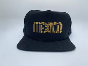 GORRA UNISEX MÉXICO 68 NEGRO ORO VISERA PLANA